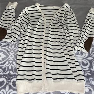 BLACK AND WHITE STRIPPED SWEATER